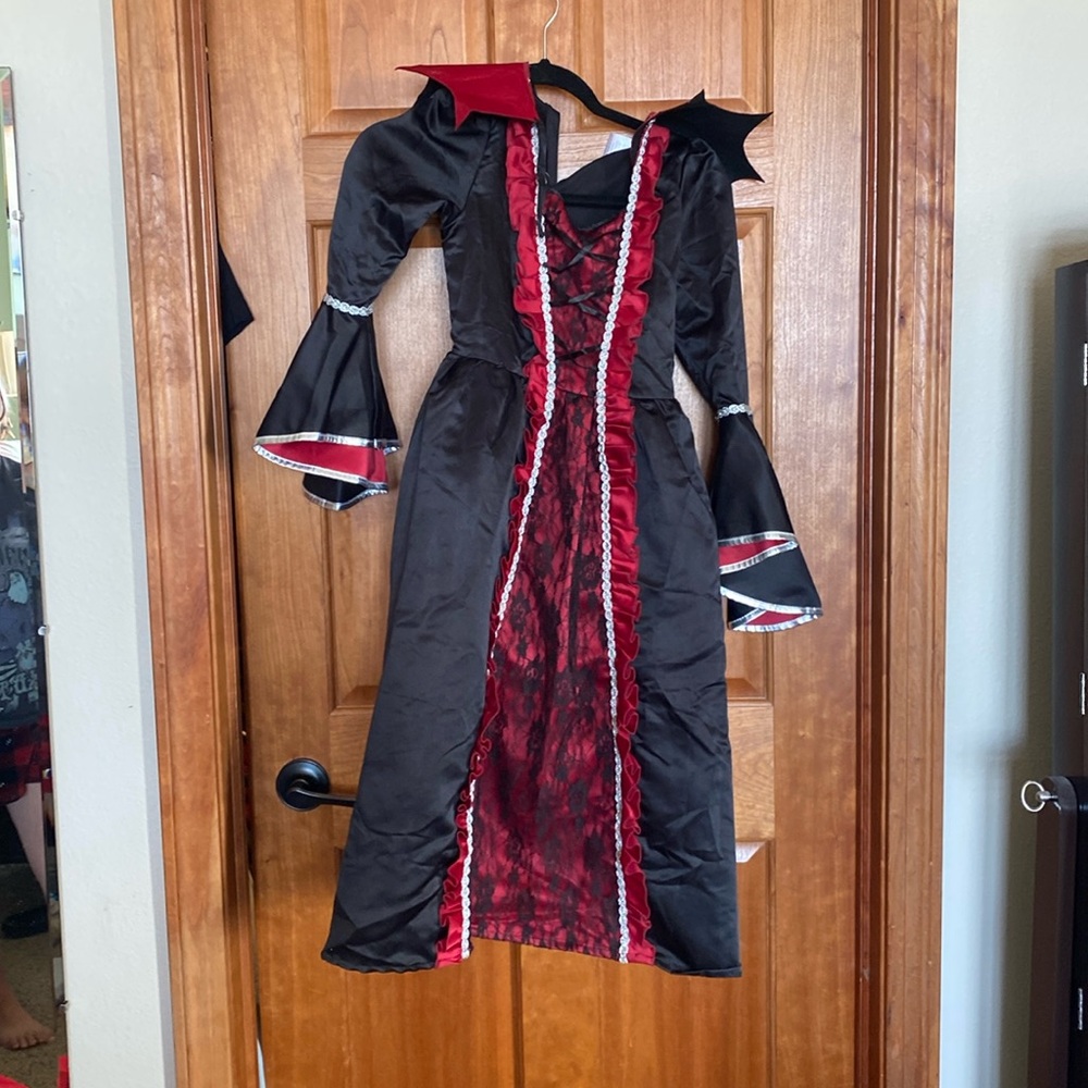 Girls vampire costume size 8-10